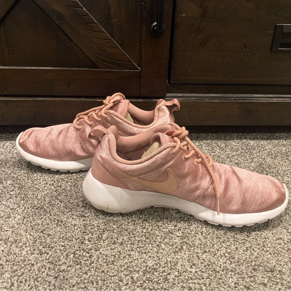 Size 8 Women's Nike Roshe One ORM Sneakers 833928-601 Rust Pink/Rush Pink/White - Picture 2 of 7